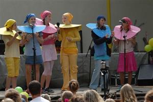 Skautky v kostýmech dudlíků vyzývají účastníky stejnojmenné akce k nákupu cukrových lízátek, kterým bylo možno přispět na charitativní projekt.
FOTO: DAVID MACHÁČEK