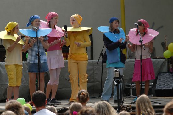 Skautky v kostýmech dudlíků vyzývají účastníky stejnojmenné akce k nákupu cukrových lízátek, kterým bylo možno přispět na charitativní projekt.
FOTO: DAVID MACHÁČEK