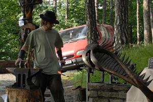Jeden z účastníků prvního ročníku kovářského sympozia na Trúbě dokončuje svou železnou plastiku. Práce mistrů černého řemesla budou ve Štramberku k vidění po celou sezonu.
FOTO: DAVID MACHÁČEK