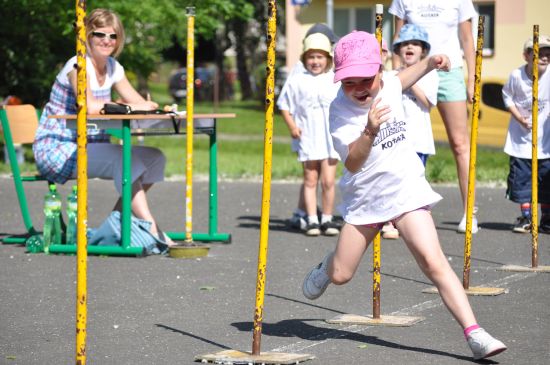 Jednou z disciplín při víceboji mateřských škol byl slalom. Plastové kužely, se kterými si začal pohrávat vítr, při něm byly nahrazeny bytelnějšími metami.
FOTO: JANA FEILHAUEROVÁ