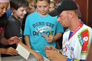 Hokejista Libor Pivko po zajímavé besedě ochotně podepisoval dětem kartičky, památníky i ruce.
FOTO: JANA FEILHAUEROVÁ
