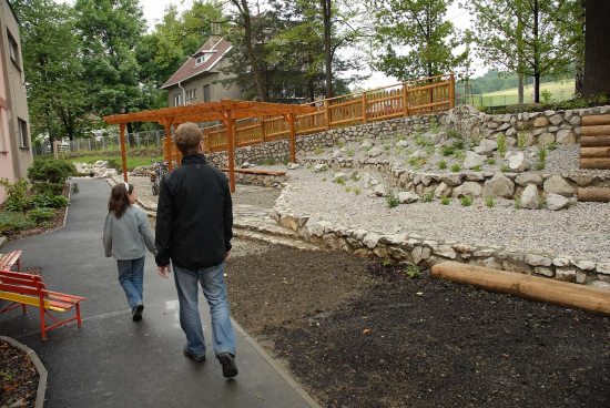 Zahrada Mateřské školy na ulici Záhumenní se po necelém roce proměnila v Kamenný svět. Rekonstrukce zahrady proběhla za pomoci dotace ze strukturálních fondů.
FOTO: DAVID MACHÁČEK