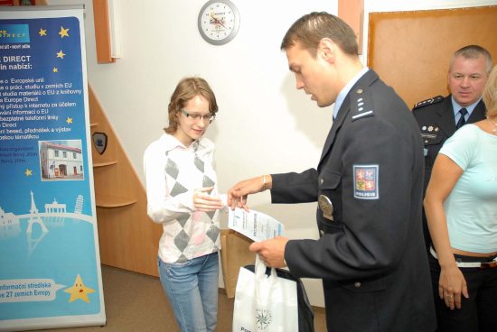 Michaela Bačová ze Základní škola Emila Zátopka v Kopřivnici přebírá ocenění za úspěch v soutěži Když se řekne závislost. Ta měla upozornit na nebezpečí návykových látek.
FOTO: DAVID MACHÁČEK