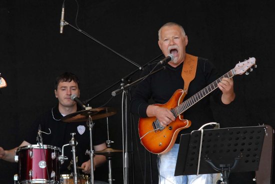 Kopřivnická blusrocková kapela Blue Sugar bavila veřejnost při páteční oslavě Evropského svátku hudby před kulturním domem. Tu nakonec nezmařila ani bouřka.
FOTO: DAVID MACHÁČEK