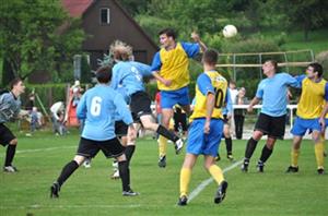 Hlavičkové souboje v šestnáctce mezi štramberskými a kopřivnickými fotbalisty byly hodně úporné, stejně jako celý duel, který vyhrál Štramberk 3:2.
FOTO: JANA FEILHAUEROVÁ