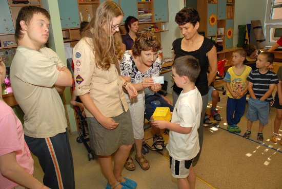 Děti z Dětského centra předávají zdejší skautce svůj symbolický humanitární dárek bohumínské škole postižené povodní.
FOTO: DAVID MACHÁČEK
