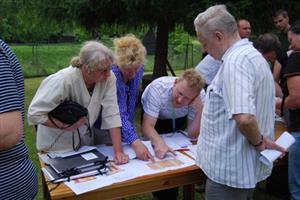 Obyvatelé sídliště Jih se živě zajímali o plánované rekonstrukce a s přítomnými odbornými pracovníky radnice živě diskutovali přímo nad plány jednotlivých domů.
FOTO: DANA HOĎÁKOVÁ