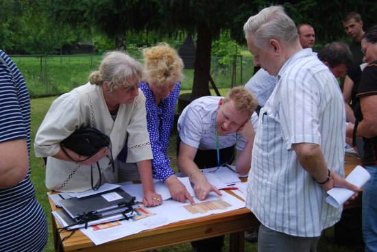 Obyvatelé sídliště Jih se živě zajímali o plánované rekonstrukce a s přítomnými odbornými pracovníky radnice živě diskutovali přímo nad plány jednotlivých domů.
FOTO: DANA HOĎÁKOVÁ