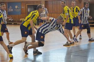 Na Para Handball Cupu kopřivnických vysloužilců se místy bojovalo hodně urputně, stejně jako v tomto zápase nejstarší generace s prostřední. 
FOTO: JANA FEILHAUEROVÁ