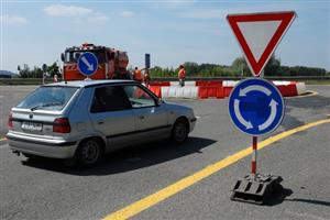 V pondělí pracovníci dopravních staveb nainstalovali mobilní kruhový objezd, který má usnadnit provoz na objízdné trase na Frenštát.
FOTO: DAVID MACHÁČEK