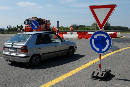 V pondělí pracovníci dopravních staveb nainstalovali mobilní kruhový objezd, který má usnadnit provoz na objízdné trase na Frenštát.
FOTO: DAVID MACHÁČEK