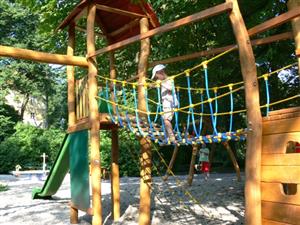 Dětské hřiště v Trnávce je stejně jako v jiných obcích dostaveníčkem dětí, které zpravidla přicházejí v doprovodu rodičů, ve večerních hodinách pak mládeže.
FOTO: ILONA MAZALOVÁ