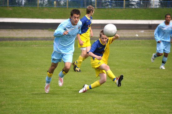 Starší žáci FC Kopřivnice se v utkání s francouzským Trappes hodně snažili, soupeř byl ale lepší a připsal si do tabulky turnaje „O pohár FC Kopřivnice“ body za vítězství 4:0.    
FOTO: JANA FEILHAUEROVÁ