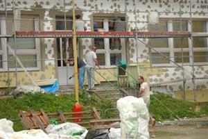 Necelé dva týdny před koncem prázdnin nejsou rekonstrukce školních budov na ulici Alšově a 17. listopadu ani zdaleka u konce. Ředitelé obou škol ale doufají, že začátek školního roku nakonec stihnou připravit.
FOTO: DAVID MACHÁČEK