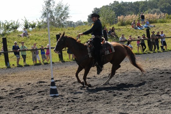 Jeden z účastníků sobotní Western Show na Bubla City Ranchi během disciplíny nazvané Jízda mezi tyčemi.
FOTO: DAVID MACHÁČEK
