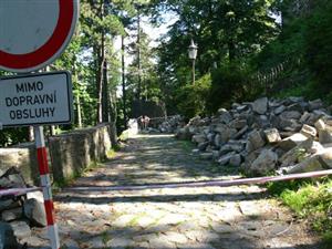 Zborcené hradní zdivo se snaží město zabezpečit před zvědavými návštěvníky a hlavně dětmi, které nedbají nebezpečí možného úrazu.
FOTO: ILONA MAZALOVÁ