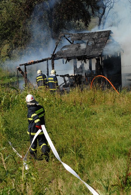 Dobrovolní hasiči ze Štramberka a Kopřivnice a také profesionální jednotky z Nového Jičína a Tatry vyjížděly v pondělí odpoledne k požáru zahradní boudy v oblasti ulice K Očnímu.  
FOTO: D. MACHÁČEK