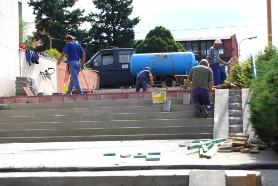Opravu schodů v centru města prodloužil a prodražil špatný stav původního podkladního betonu. Oprava by měla skončit do poloviny září. 
FOTO: DANA HOĎÁKOVÁ