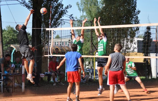 Na volejbalových kurtech se letos sešlo 25 týmů, aby změřily síly ve 24. ročníku mezinárodního turnaje. Na poslední chvíli se přihlásil i polský Sosnowiec (na snímku).
FOTO: JANA FEILHAUEROVÁ