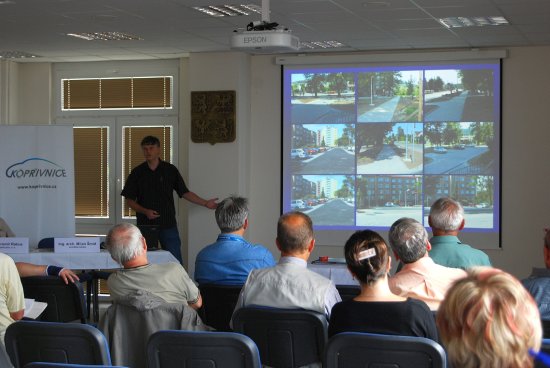 Architekt města Milan Šmíd seznámil občany na veřejném projednání s návrhem projektu I. etapy rekonstrukce ulic Štefánikovy a Štramberské.
FOTO: DANA HOĎÁKOVÁ