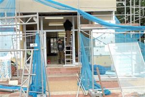 Nedokončená rekonstrukce vstupu do Základní školy na ulici 17. listopadu zapříčinila, že zde školní rok začne až na začátku příštího týdne.
FOTO: DAVID MACHÁČEK