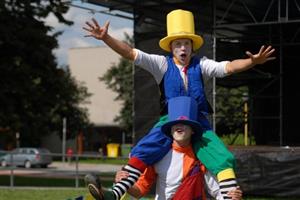 Klaunové z ostravského Cirkusu jinak byli zpestřením letošních pouťových oslav v Kopřivnici. Děti i dospělí se s nimi mohli potkat před kulturním domem.
FOTO: DAVID MACHÁČEK