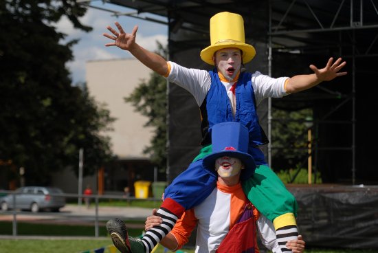 Klaunové z ostravského Cirkusu jinak byli zpestřením letošních pouťových oslav v Kopřivnici. Děti i dospělí se s nimi mohli potkat před kulturním domem.
FOTO: DAVID MACHÁČEK
