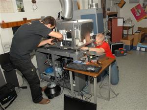 Technici společnosti D-cinema pracují na instalaci digitálního projektoru ve zdejším kině Puls. První digitální a zároveň 3D projekce se místní dočkají už zítra v podvečer.
FOTO: DAVID MACHÁČEK