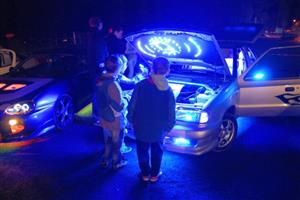 Nezvyklou podívanou nabídla premiérová Tuning Night na letním stadionu. Speciálně nasvícené automobily lákaly malé i velké.
FOTO: DAVID MACHÁČEK