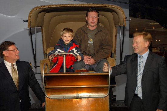Radek Duda a jeho syn Jakub si vyzkoušeli posezení v prvním kopřivnickém automobilu Präsident. Této výsady se jim dostalo coby miliontým návštěvníkům Technického muzea.    
FOTO: DAVID MACHÁČEK