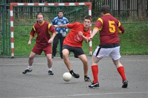 Tým FC Jelita porazil v úvodním zápase podzimní části II. ligy KMK Baník Štramberk (u míče) 4:2 a stále si drží pozici lídra.
FOTO: JANA FEILHAUEROVÁ