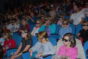 Diváci kopřivnického kina si poprvé v hledišti nasadili speciální brýle, které jim umožnily sledovat digitální 3D projekci, a odstartovali tak novou éru kina ve městě.
FOTO: DANA HOĎÁKOVÁ