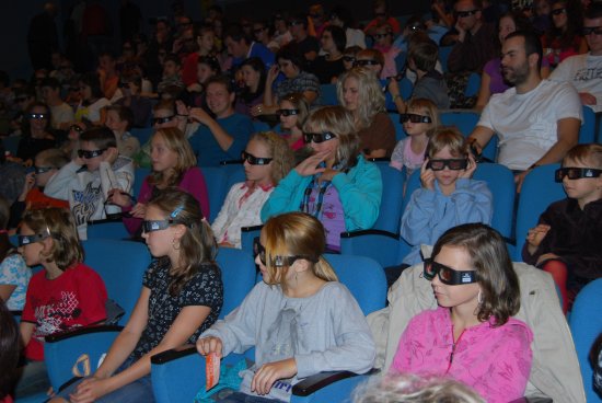 Diváci kopřivnického kina si poprvé v hledišti nasadili speciální brýle, které jim umožnily sledovat digitální 3D projekci, a odstartovali tak novou éru kina ve městě.
FOTO: DANA HOĎÁKOVÁ