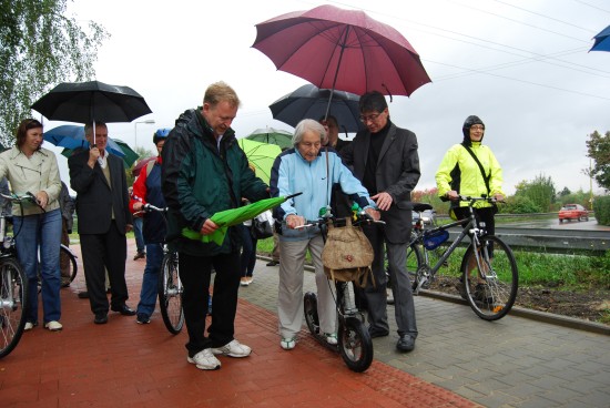 Olympionička Dana Zátopková minulý pátek slavnostně otevřela chodník a cyklostezku na ulicích Dělnická a Panská, ale také si ji jako jedna z prvních projela na koloběžce.
FOTO: DANA HOĎÁKOVÁ