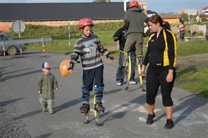 Účastníci akce Jak zahnat auta do autu pořádané v rámci Dnů bez aut si mohli na Bubla ranči vyzkoušet také skákací boty.
FOTO: DAVID MACHÁČEK
