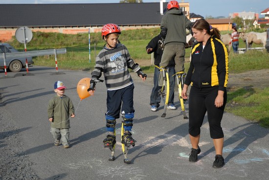 Účastníci akce Jak zahnat auta do autu pořádané v rámci Dnů bez aut si mohli na Bubla ranči vyzkoušet také skákací boty.
FOTO: DAVID MACHÁČEK