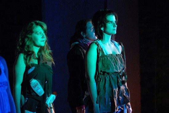 Členky taneční skupiny Iluze v závěru představení Obrazy vody, které uvedly v minulém týdnu ve štramberském amfiteátru Pod Starou věží.
FOTO: DAVID MACHÁČEK