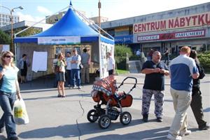 Lidé si se zájmem prohlíželi prezentované projekty na akci Město je naše společné hřiště aneb Kopřivnice 200? Následně mohli diskutovat o konkrétních problémech jak s úředníky, tak s komunálními politiky.
FOTO: DANA HOĎÁKOVÁ