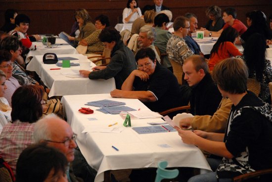 Rekordních téměř dvě stě členů okrskových volebních komisí pro letošní komunální a senátorské volby složilo zákonem předepsaný slib.
FOTO: DAVID MACHÁČEK