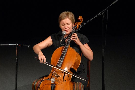 Zpěvačka a cellistka Dorota Bartová hraje na kopřivnickém koncertu dua Tara Fuki. Společně s kolegyní Andreou Konstankiewiczovou se vystoupením v kinosále postaraly o netradiční úvod letošního předplatného Kruhu přátel hudby.
FOTO: DAVID MACHÁČEK