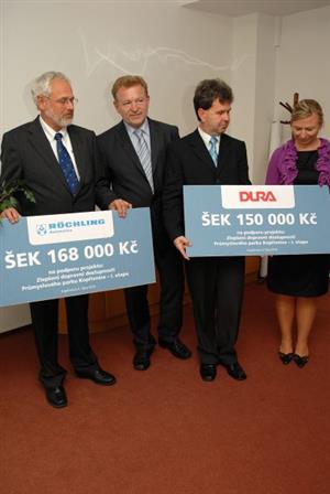 Ředitelé firem Röchling a Dura v pondělí na radnici předali starostovi symbolické šeky se svými finančními dary na chodníky a cyklostezku do průmyslové zóny.
FOTO: DAVID MACHÁČEK