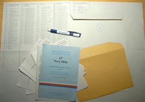 Během nejbližších dnů se ve schránce všech kopřivnických voličů objeví dvoje hlasovací lístky. Jedny pro komunální a druhé pro senátní volby.                                                 
FOTO: DAVID MACHÁČEK