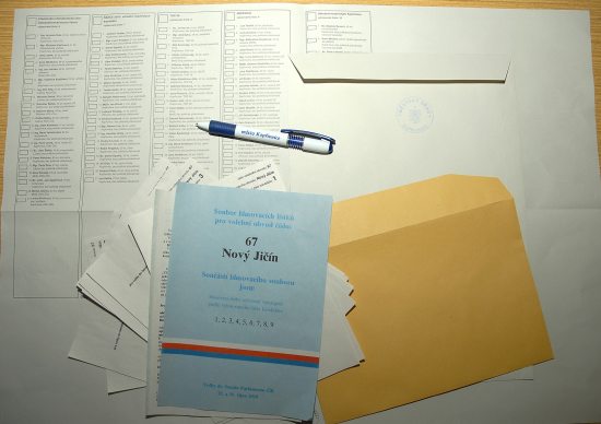 Během nejbližších dnů se ve schránce všech kopřivnických voličů objeví dvoje hlasovací lístky. Jedny pro komunální a druhé pro senátní volby.                                                 
FOTO: DAVID MACHÁČEK
