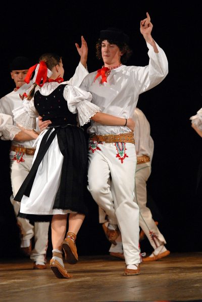 Slovenská folklorní skupina Račan vystupovala na premiéře Dne slovenské kultury v kulturním domě takřka před prázdným sálem. Program zřejmě neoslovil ani rodilé Slováky.   
FOTO: DAVID MACHÁČEK