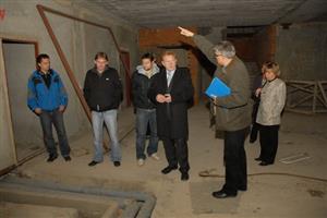 Zástupci investora (města) a dodavatele stavby (firmy Beskydská stavební) se v pondělí dopoledne sešli v nedokončeném objektu na ulici České, který se má během následujícího roku proměnit v první část budoucího domova pro seniory.
FOTO: DAVID MACHÁČEK
