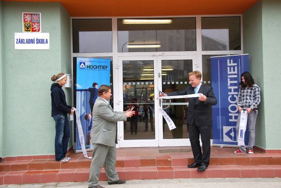 Přestože vyučování ve dvou zrekonstruovaných školních budovách už běží víc než měsíc, teprve v minulém týdnu byly po opravách slavnostně otevřeny.
FOTO: DANA HOĎÁKOVÁ
