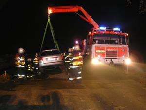 Hasičská jednotka vyzvedává havarovaný automobil, který sjel mimo silnici poté, co s ním zloděj ujížděl před policií.
FOTO: JAN TIHELKA
