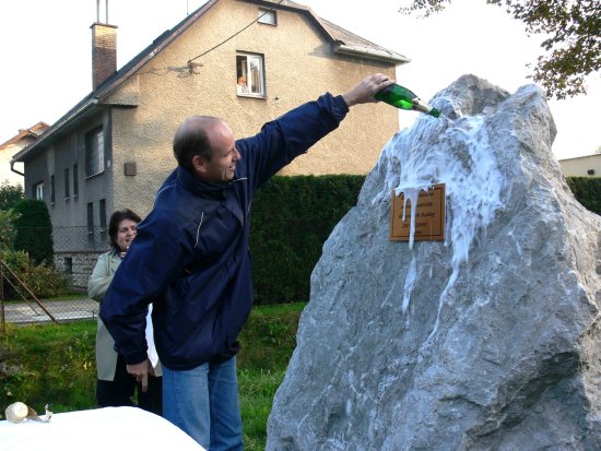 Desetitunový blok základního kamene bude Bařiňákům připomínat projekt Regenerace sídliště Štramberk Bařiny za bezmála 48 milionů korun.
FOTO: ILONA MAZALOVÁ
