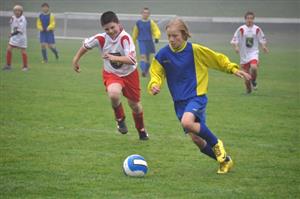 Kopřivnický mladší žák Denis Krupa byl na konci obou akcí, které vedly ke gólu v rýmařovské síti. Zápas 10. kola krajského přeboru skončil remízou 2:2.
FOTO: JANA FEILHAUEROVÁ
