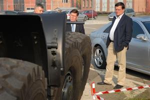 Ministr obrany Alexandr Vondra (vpravo) si za doprovodu top managementu Tatry prohlédl vozy z aktuálního civilního i vojenského výrobního programu automobilky.
FOTO: DAVID MACHÁČEK
